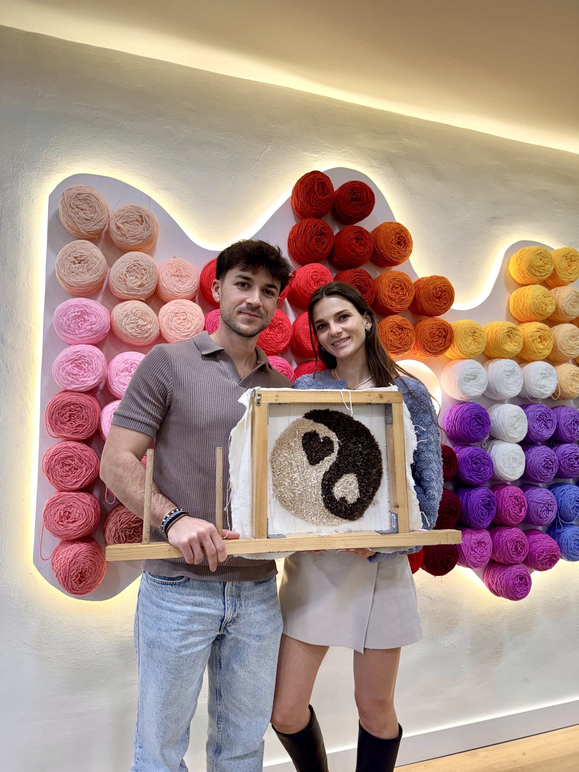 Muro de hilos coloridos TUTU Studio