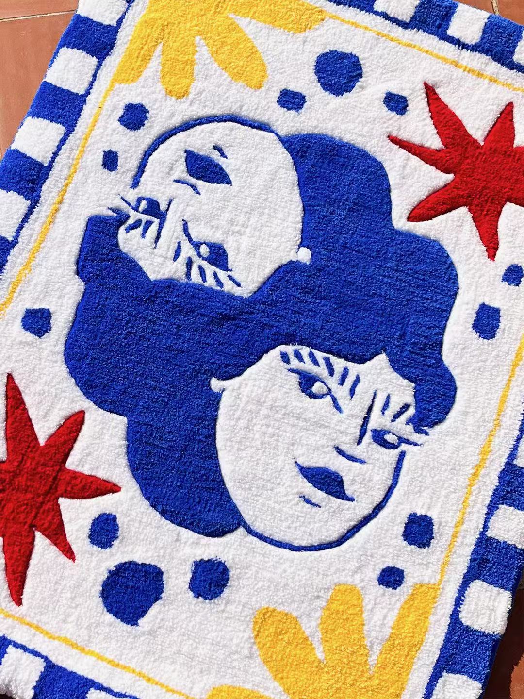 Alfombra tufting con diseño artístico azul