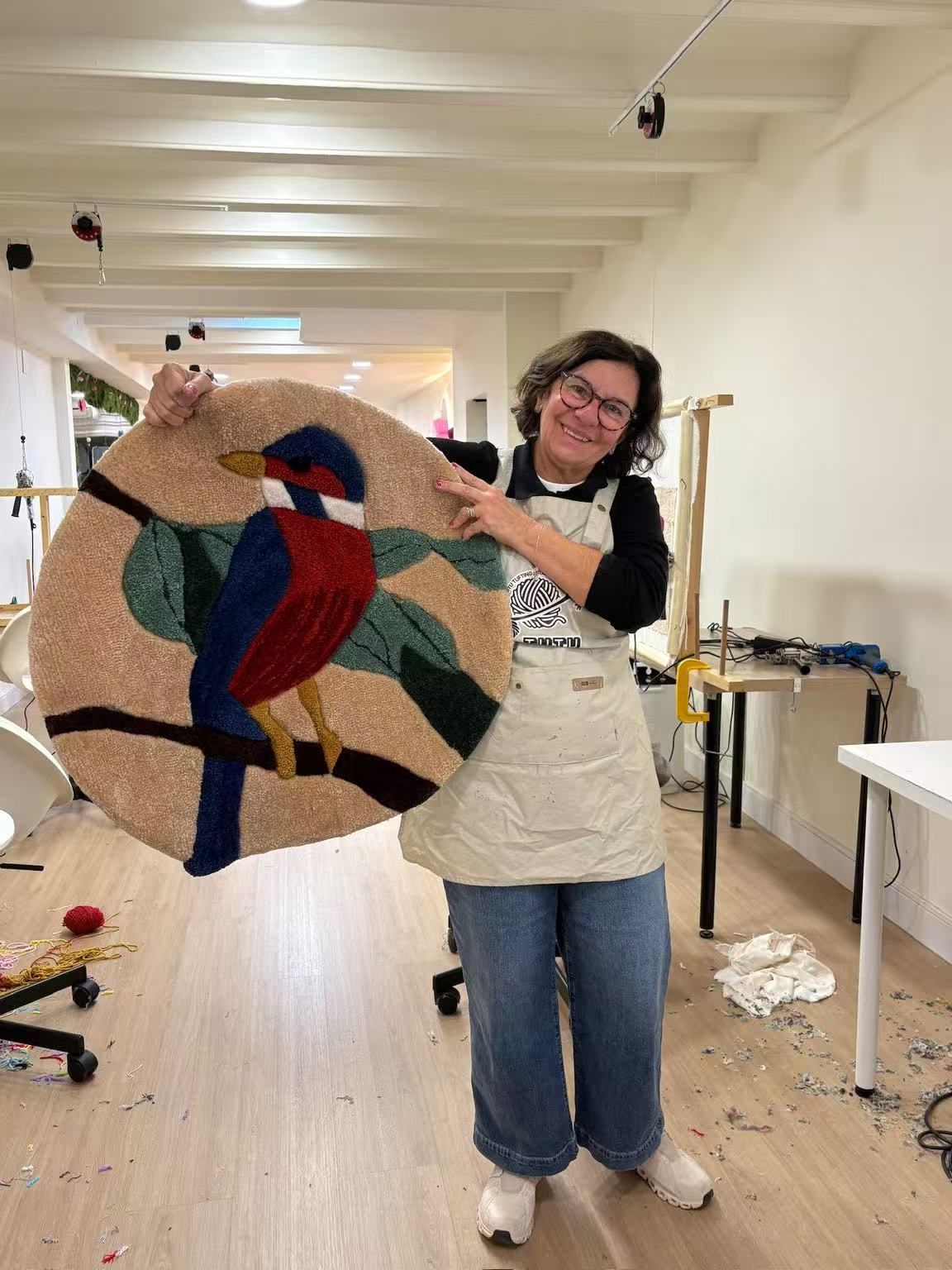 Cliente mostrando su alfombra tufting en TUTU Studio