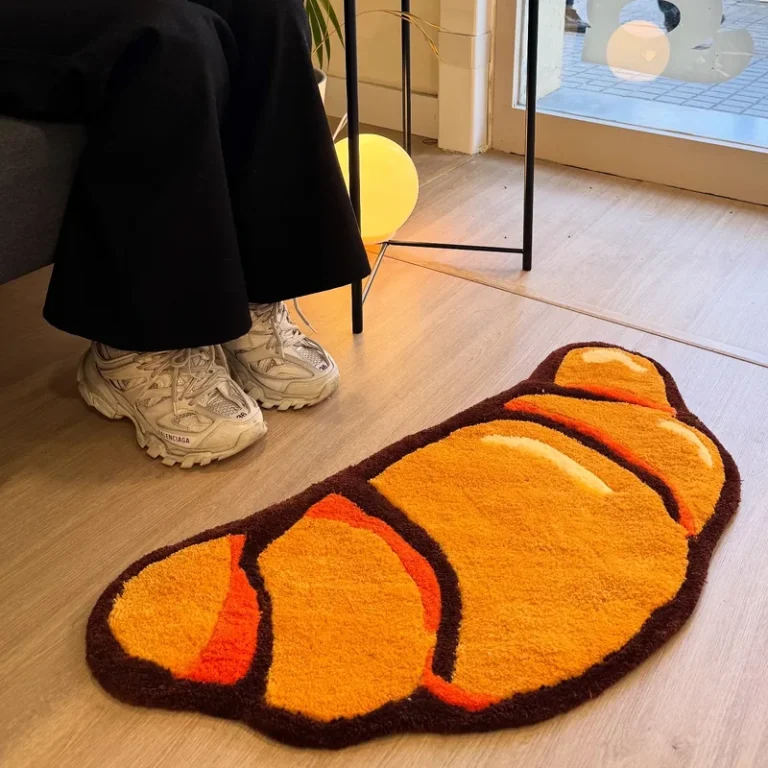 Clienta mostrando su alfombra de tufting personalizada