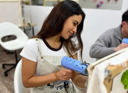 Participante haciendo tufting en TUTU Studio Barcelona