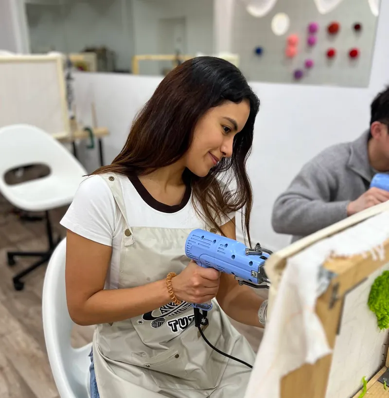 Qué Hacer en Barcelona con Niños: 7 Actividades para Toda la Familia 1 Participante haciendo tufting en TUTU Studio Barcelona