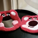 Grupo disfrutando del taller de tufting en Barcelona