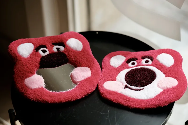 Grupo disfrutando del taller de tufting en Barcelona