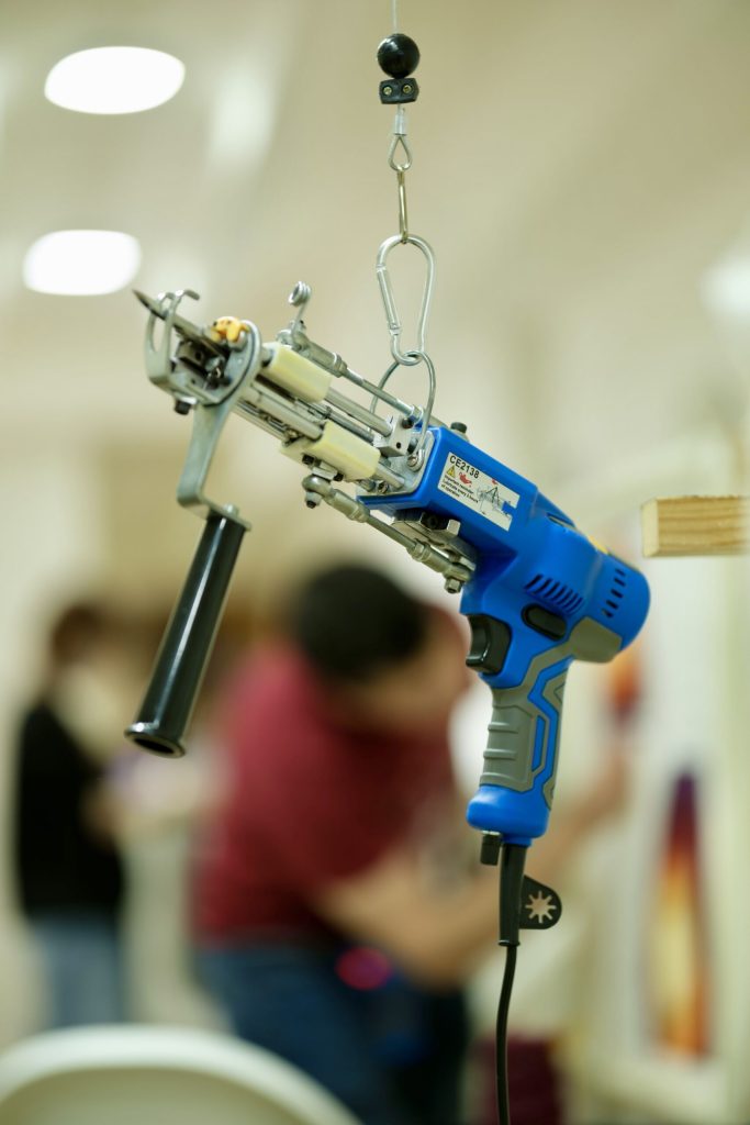 Grupo disfrutando del taller de tufting en TUTU Studio Barcelona