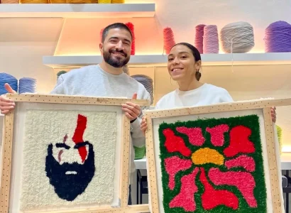 Pareja mostrando sus alfombras de tufting en TUTU Studio