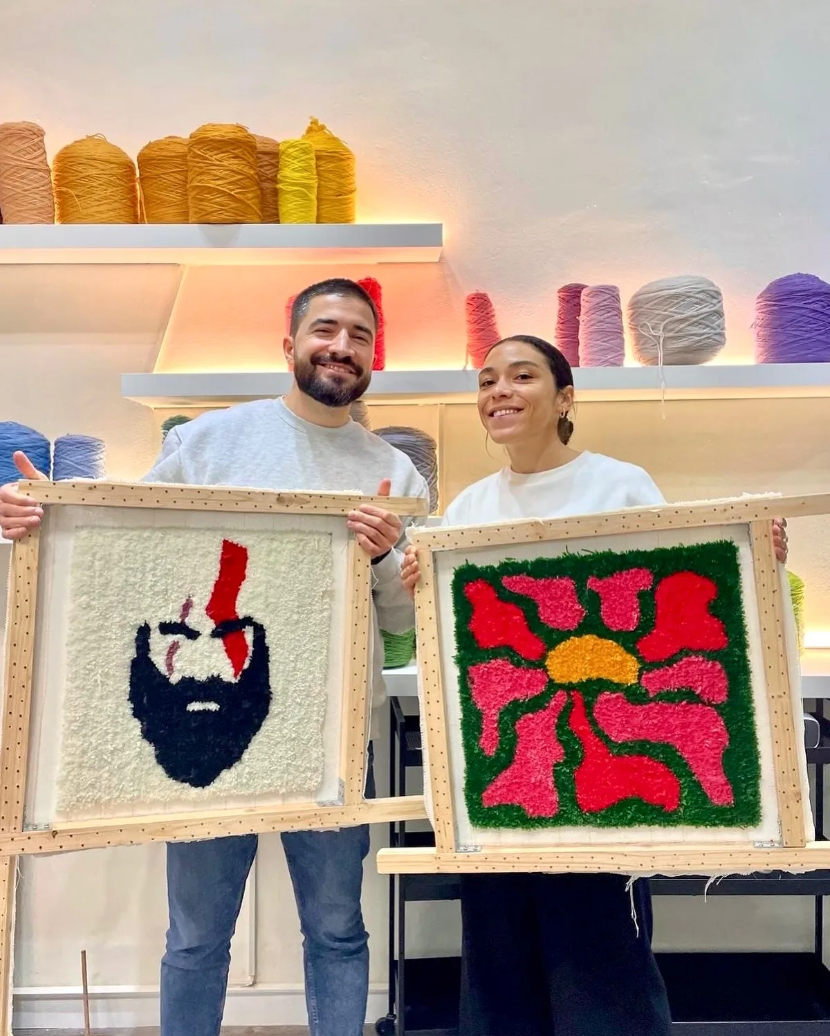 Pareja mostrando sus obras de tufting en TUTU Studio Barcelona