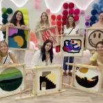 Grupo de amigas con sus alfombras tufting en una despedida de soltera diferente en Barcelona