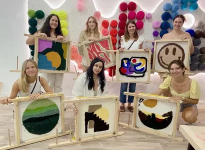 Grupo de amigas con sus alfombras tufting en una despedida de soltera diferente en Barcelona