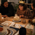 Grupo de amigos celebrando un cumpleaños creativo en un tufting workshop in Barcelona