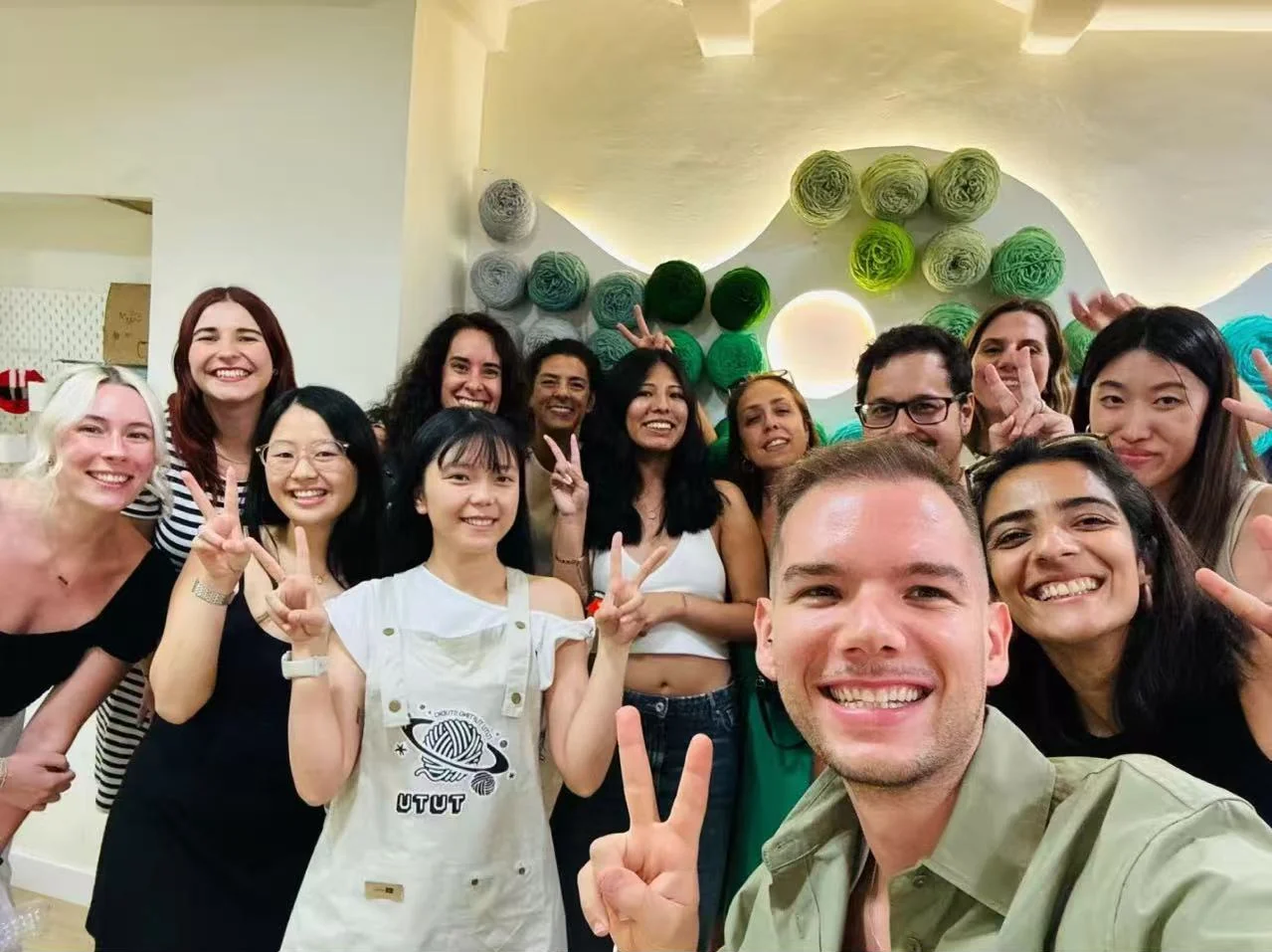 Grupo en TUTU Studio Barcelona después de una sesión creativa para equipos