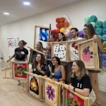 Equipo de empresa con sus alfombras tufting, actividad de team building creativa en Barcelona