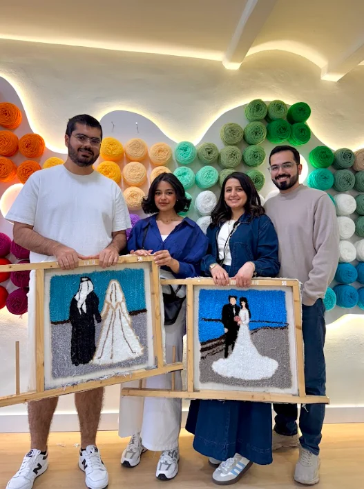 Pareja mostrando alfombras creadas en TUTU Studio Barcelona para una experiencia creativa en pareja